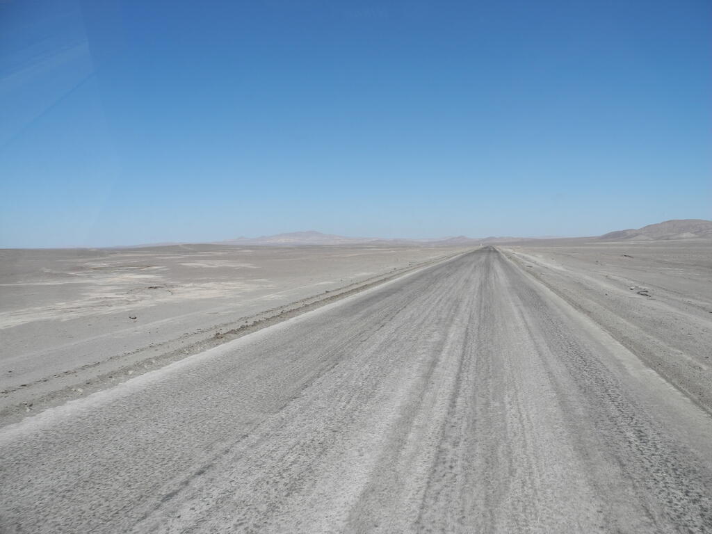 Die Stra&szlig;e B-385 in der W&uuml;ste