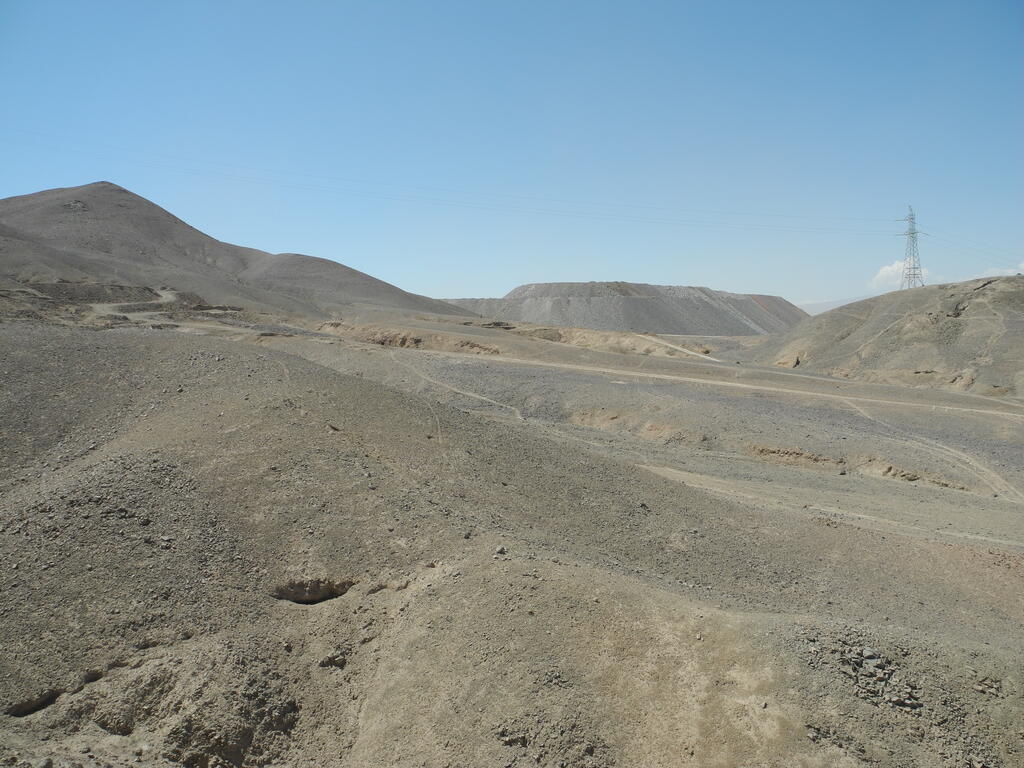 Mina San Francisco, im Hintergrund eine Halde des modernen Tagebaus