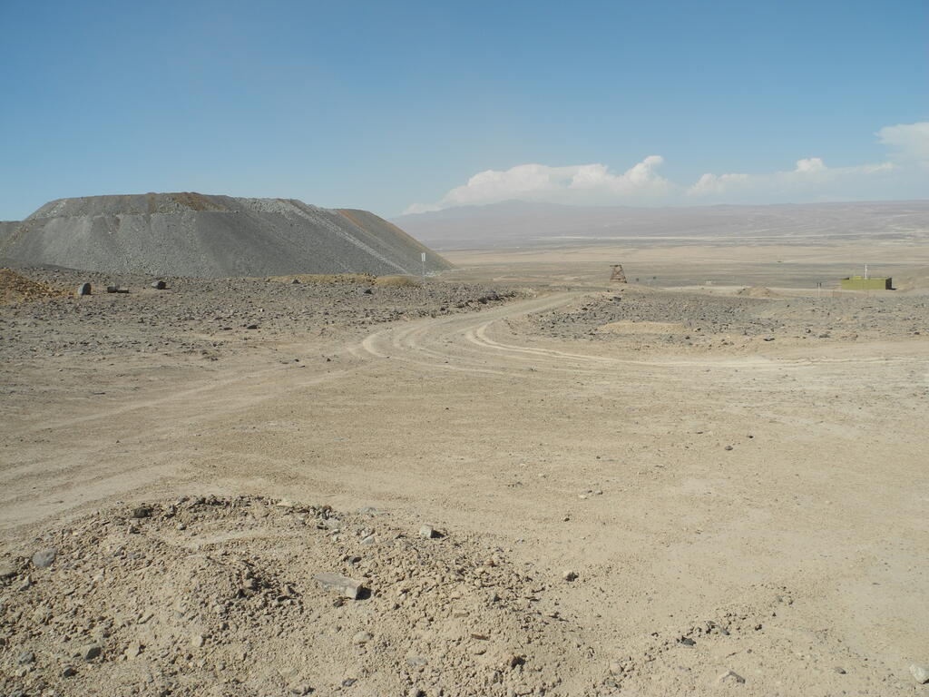 Schacht mit F&ouml;rderturm der Mina San Francisco neben der gro&szlig;en modernen Halde