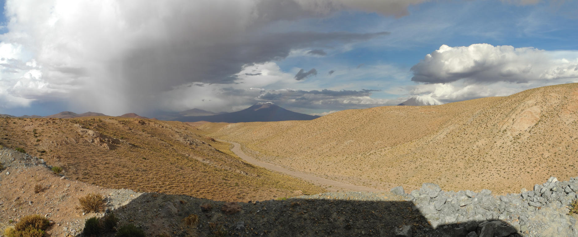 Panorama der Regenwolken &uuml;ber Cerro Chela und Volc&aacute;n Palpana