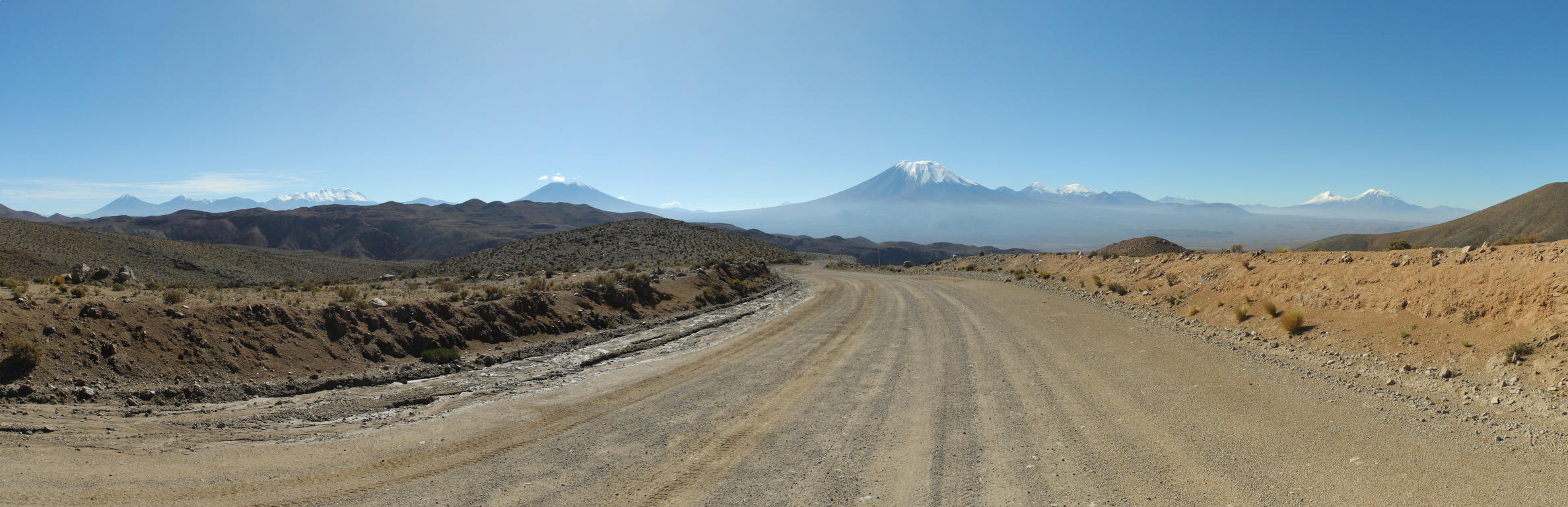 Panorama der Vulkane: Mi&ntilde;o, Aucanquilcha, Chela, Palpana, San Pablo und San Pedro