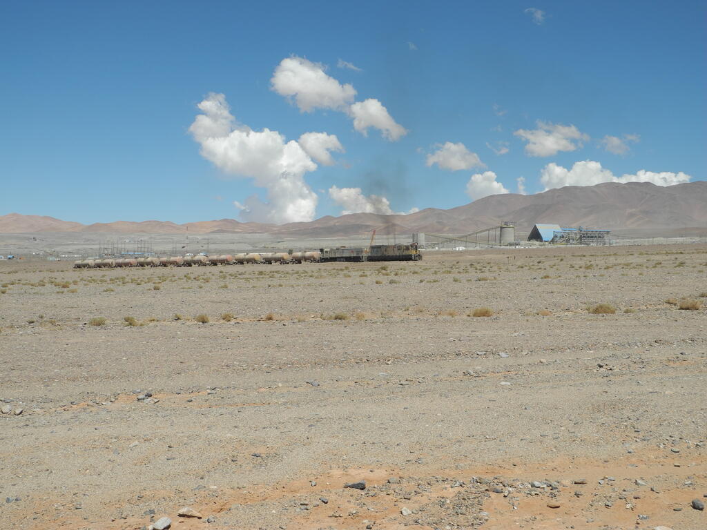 FCAB Zug auf dem Gleis zur Mina EL Abra