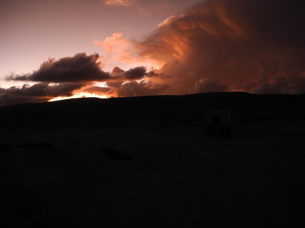 Sonnenuntergang neben einer Gewitterwolke