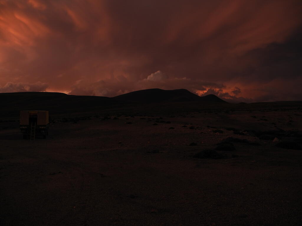 Blitz hinter einer Gewitterwolke