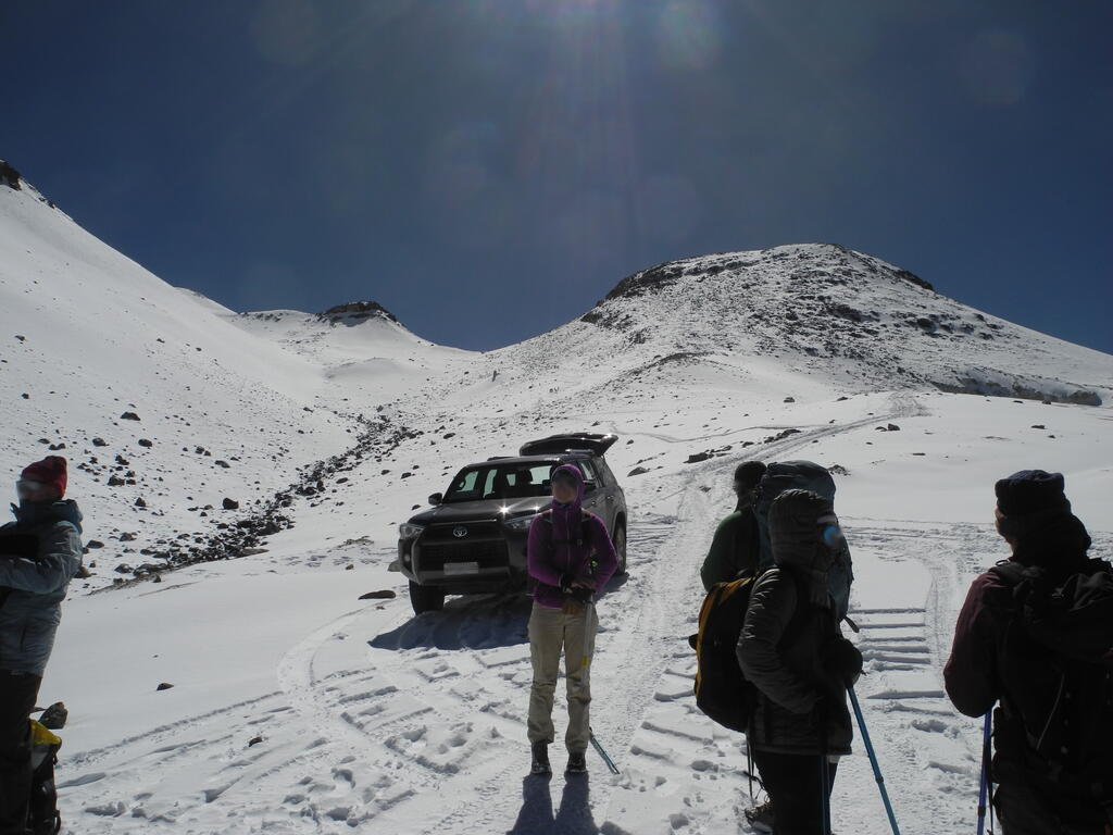 Die Spuren der anderen Gruppen oberhalb, manche konnten auch weiter fahren als wir