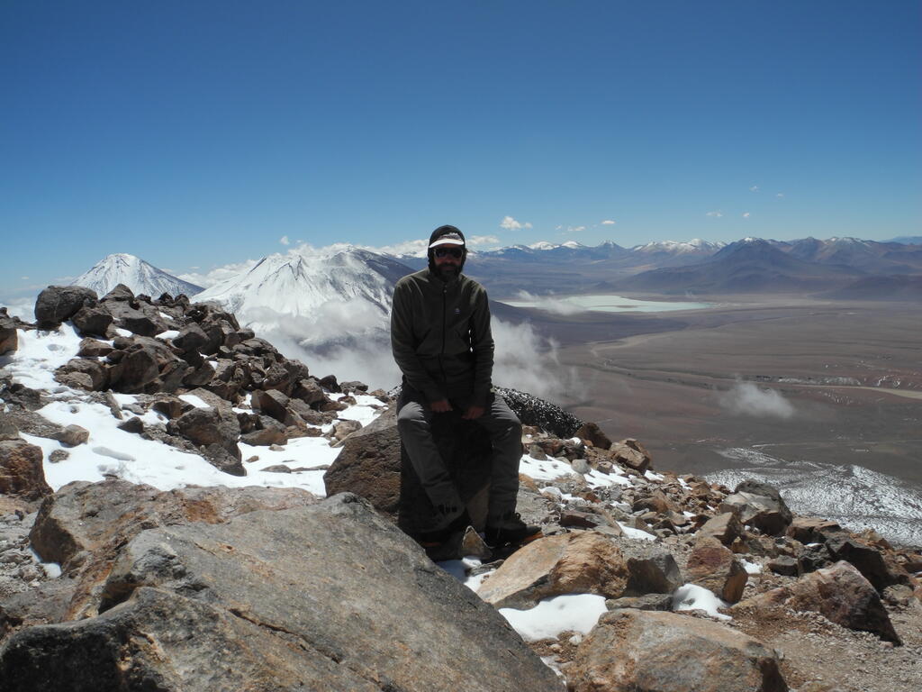 Meine Wenigkeit am Gipfel mit Licancabur im Hintergrund