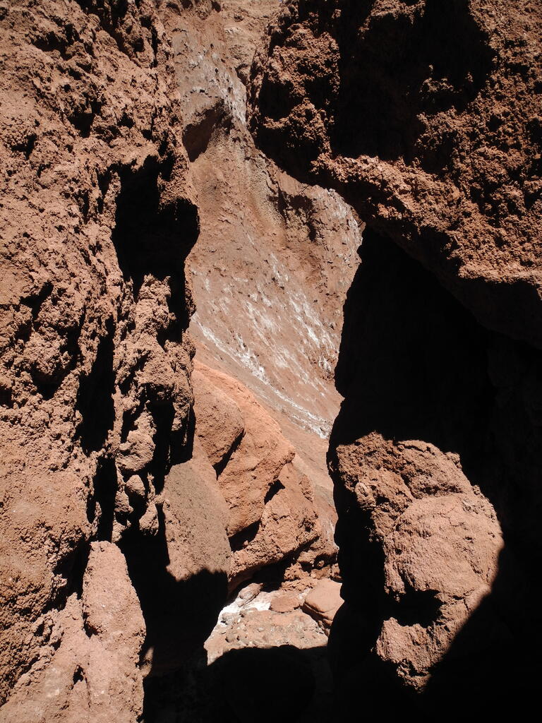 Blick durch eine enge Stelle der Schlucht nach au&szlig;en