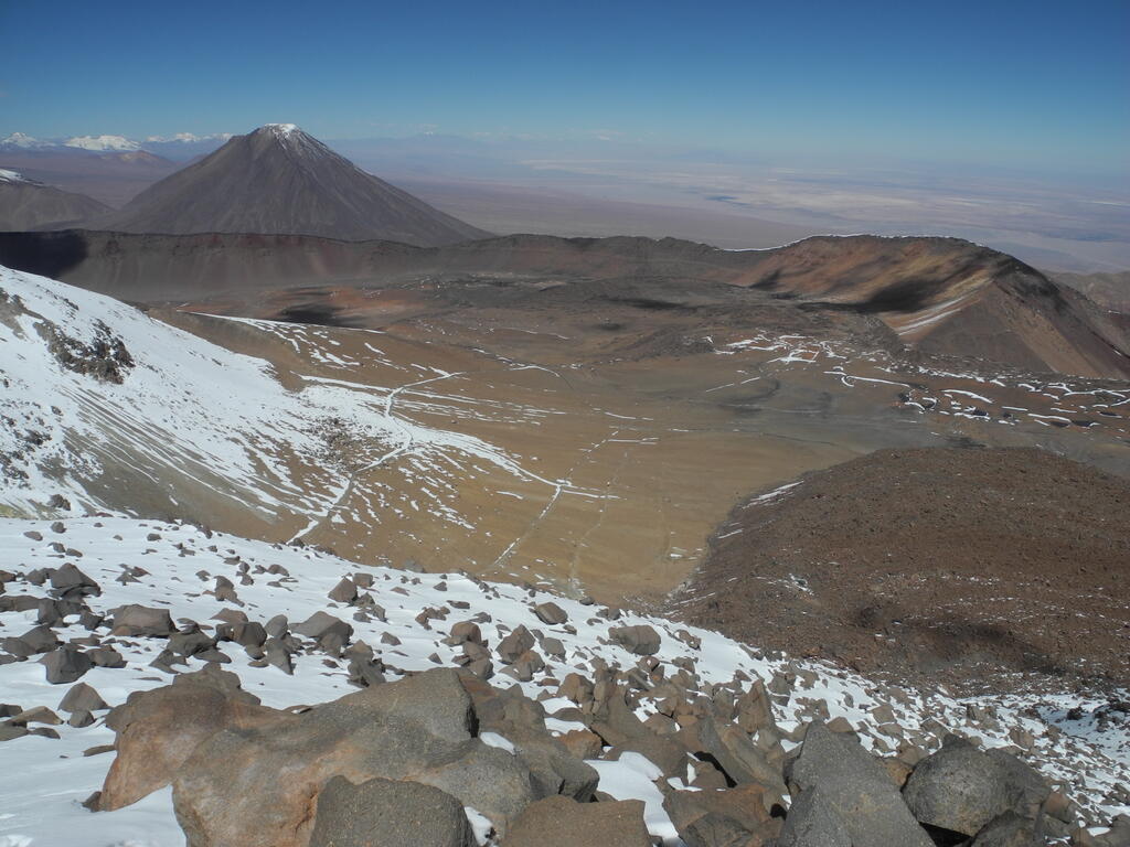 Blick nach unten in die Caldera des Sairecabur mit Licancabur im Hintergrund