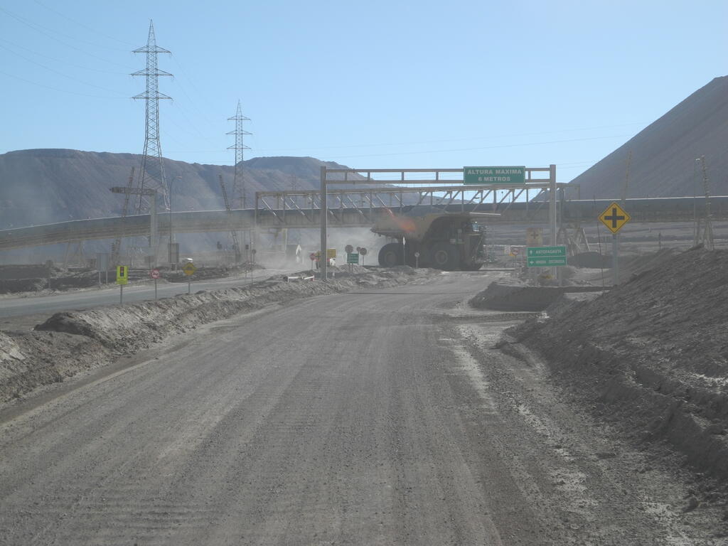 Gef&auml;hrliche Kreuzung an der Mina Centinela, die Reifen sind so hoch wie mein LKW