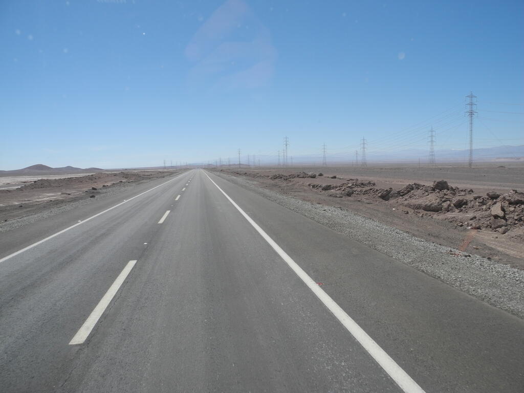 Die W&uuml;ste scheint ein guter N&auml;hrboden f&uuml;r Stromleitungsmasten zu sein...