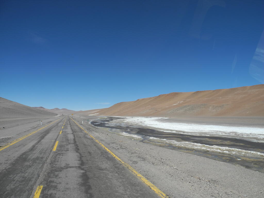 Bach mit Salzablagerungen an der Stra&szlig;e zum Paso Jama