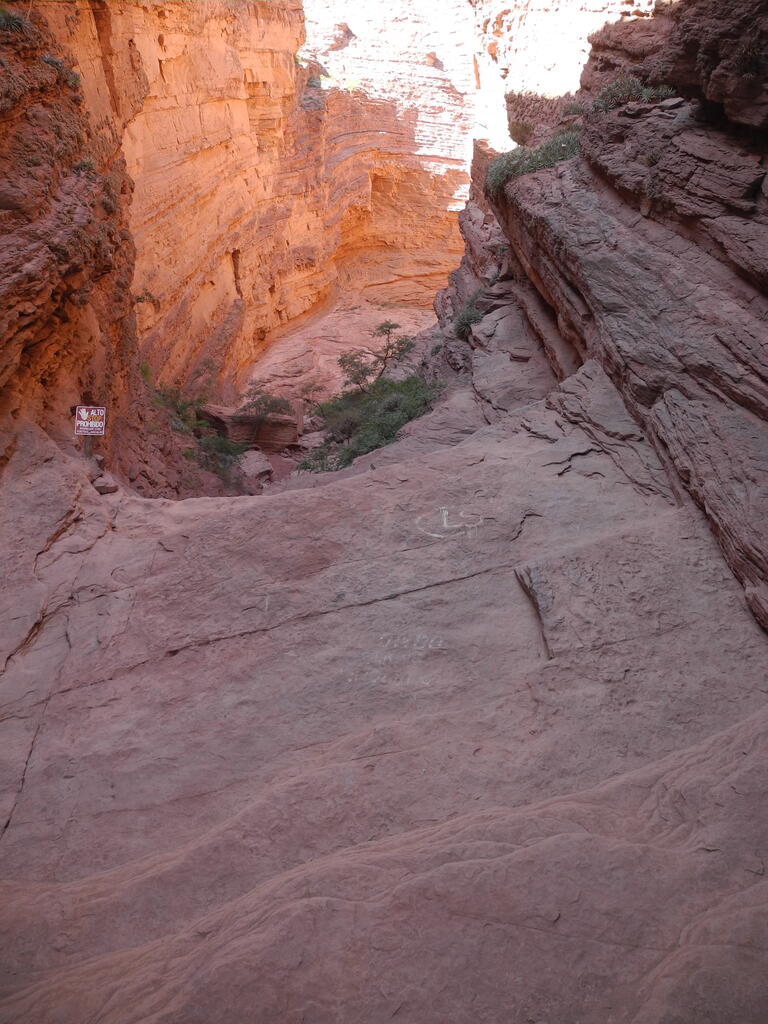 Blick von unten in die steil ansteigende Schlucht