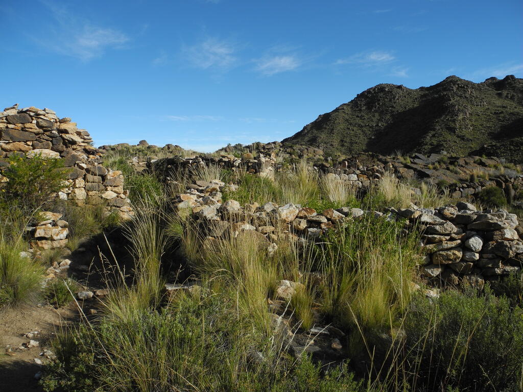 Alter Siedlungsplatz aus der Inkazeit auf dem Weg zur Grube