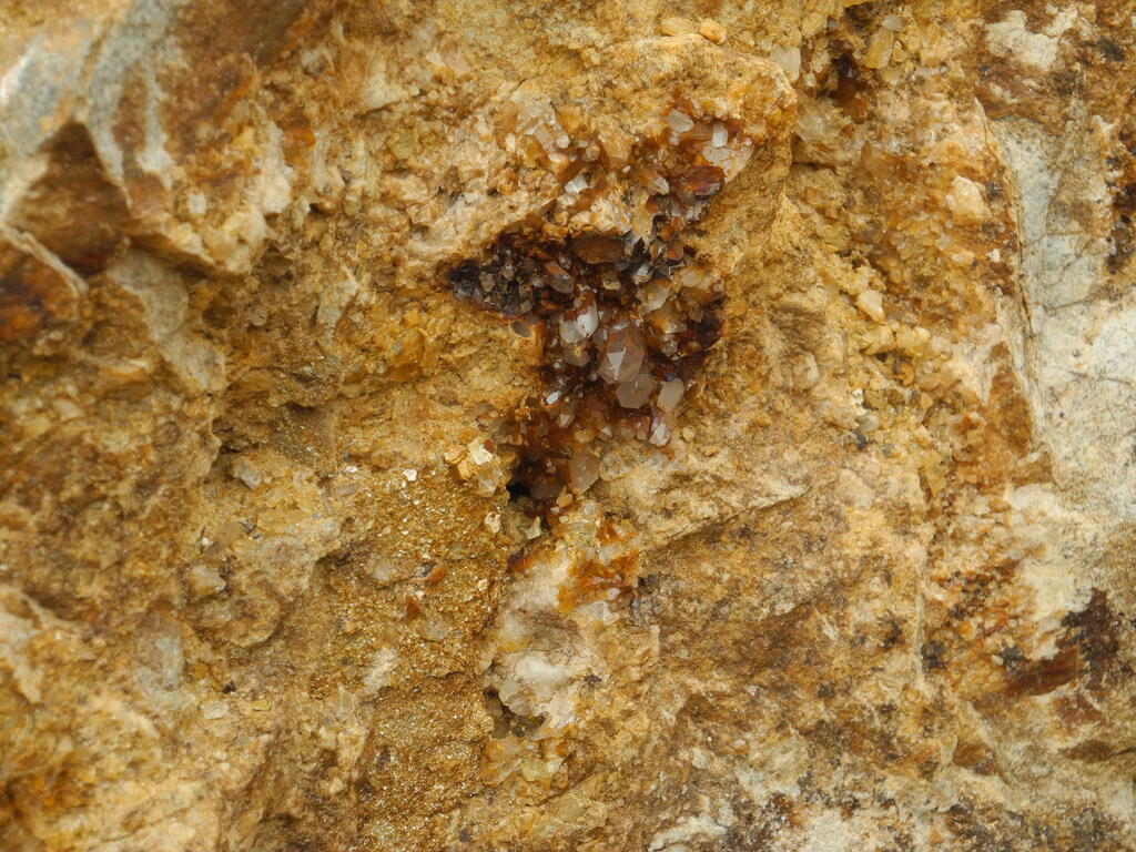 Ein Block mit Quarzkristallen in der Grube