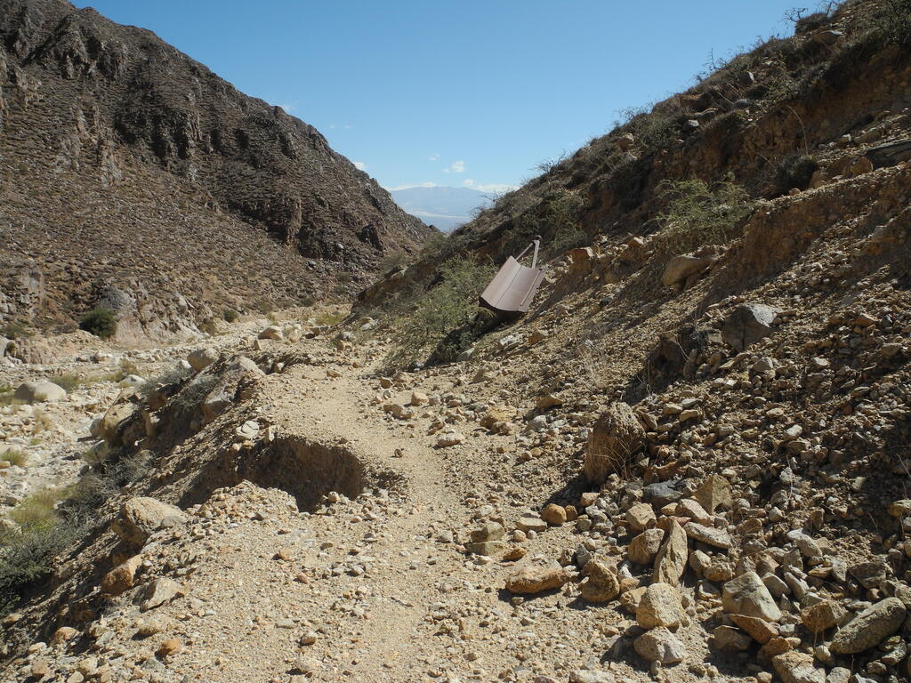 Ein altes R&auml;umschild einer Planierraupe