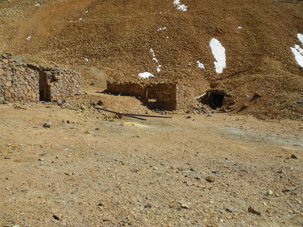 Stolleneingang und Geb&auml;udereste