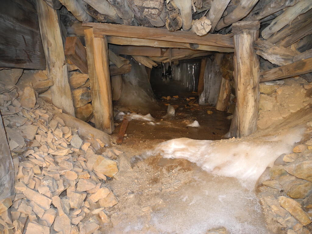 Durch das Eis im Stollen ist dieser noch nicht vollst&auml;ndig eingebrochen