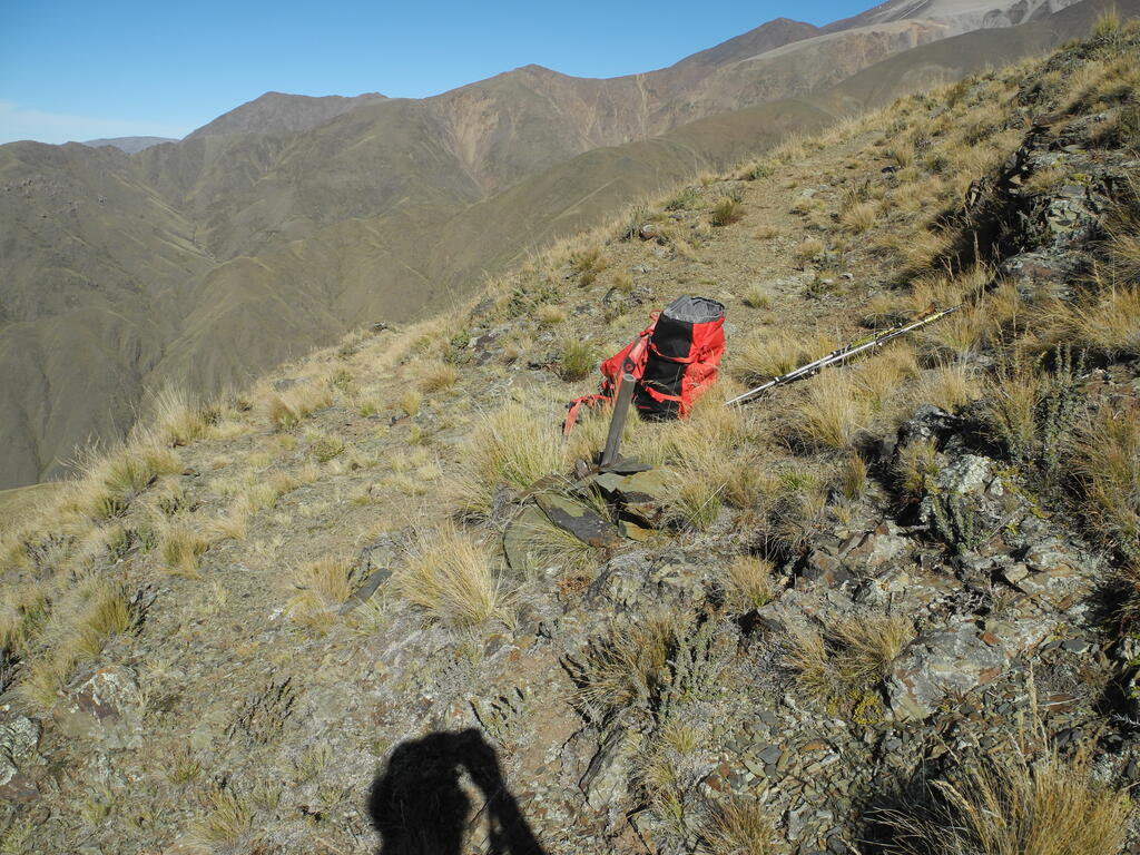 Abzweig unterwegs, der obere Weg geht zur Mina Rosario arriba und zur Mina Georgette