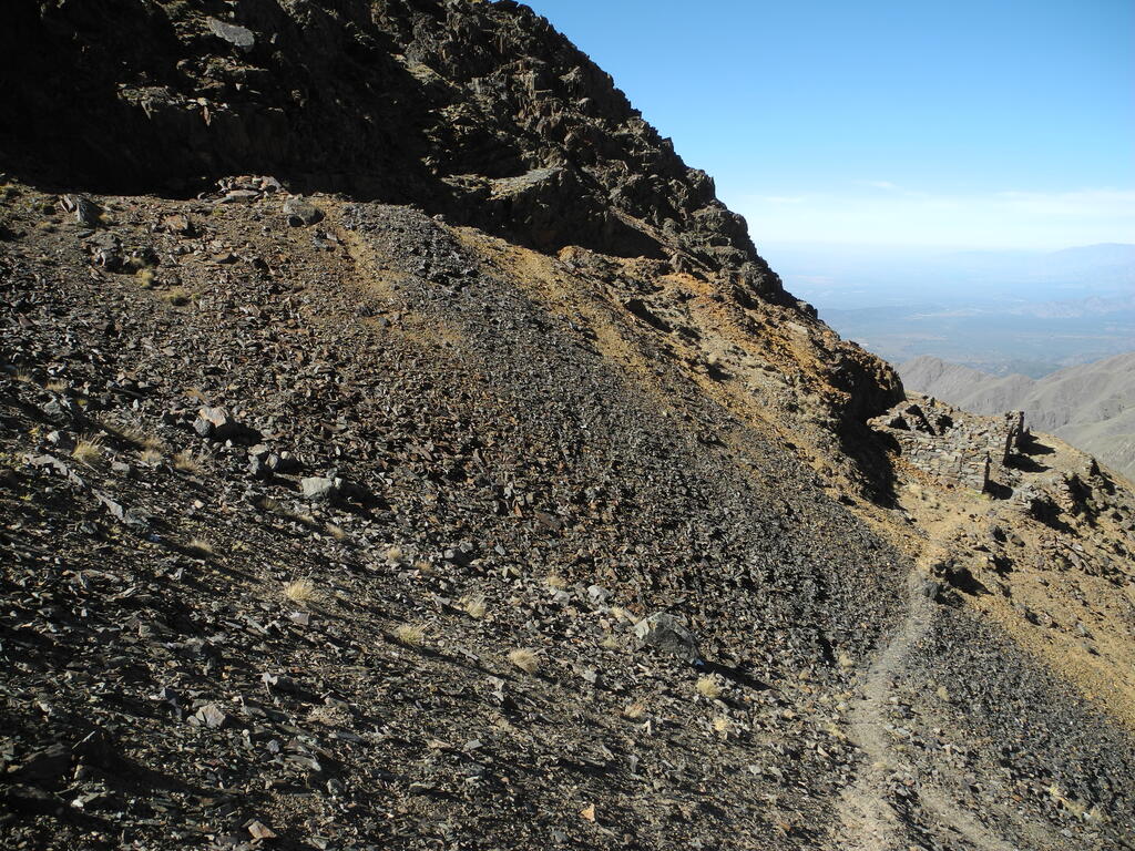 Ruinen und die Halde der Grube