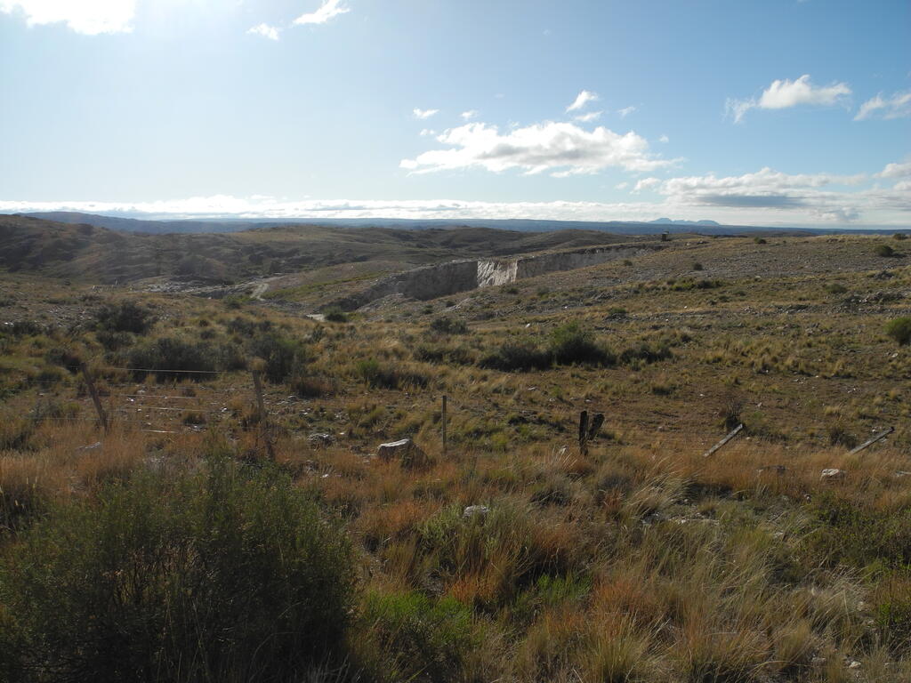 Blick von der Stra&szlig;e aus in den San Luis Pegmatit